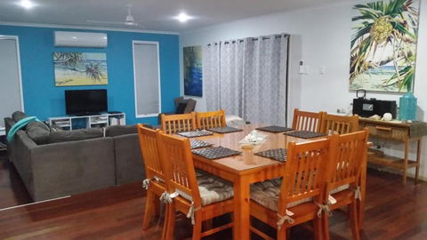 1 Naiad Court Lowset Family Home With Swimming Pool & Covered Deck. Pet Friendly - Queensland Tourism 1