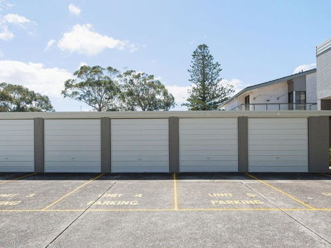 5 Casuarinas 33 Soldiers Point Road Superb Waterfront Unit - QLD Tourism 1