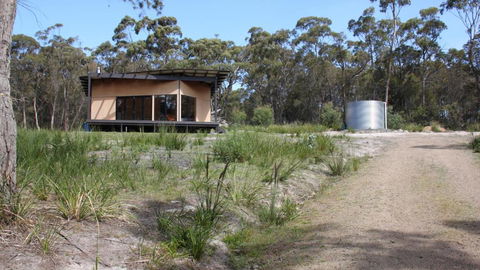BAY Of FIRES ECO HUT Off Grid Experience At Binalong Bay - QLD Tourism 1