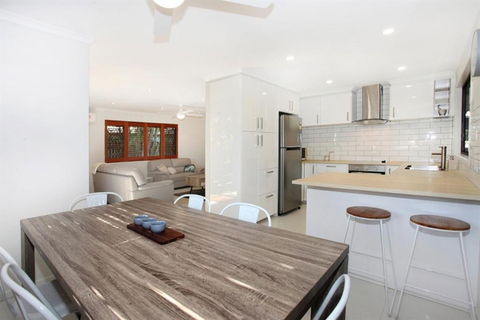FABULOUS HOLIDAY HIDEAWAY COOLUM BEACH - Queensland Tourism 6