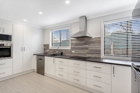 Sunset Beach House Soldiers Point Sleeps 9 - QLD Tourism 4
