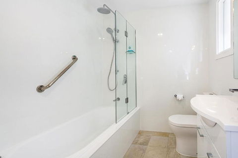 Sunset Beach House Soldiers Point Sleeps 9 - QLD Tourism 1