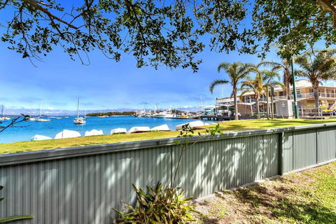 Sunset Beach House Soldiers Point Sleeps 9 - QLD Tourism 3