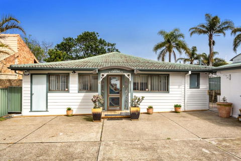 Sunset Beach House Soldiers Point Sleeps 9 - QLD Tourism 5