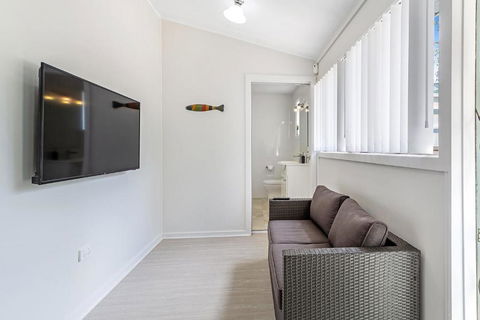 Sunset Beach House Soldiers Point Sleeps 9 - QLD Tourism 6