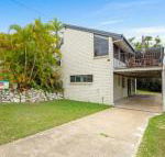 40 Rumbalara Avenue Rainbow Beach Entertain on the spacious verandah overlooking beautiful Rainbow Beach