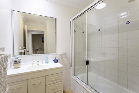 14 Zircon Street Centrally Located Family Home With Covered Deck Close To Patrolled Beach & Shops - Queensland Tourism 5