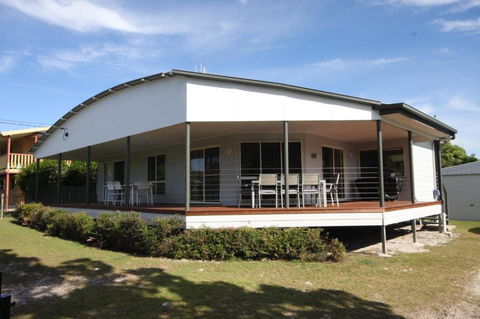 14 Zircon Street Centrally Located Family Home With Covered Deck Close To Patrolled Beach & Shops - Queensland Tourism 3