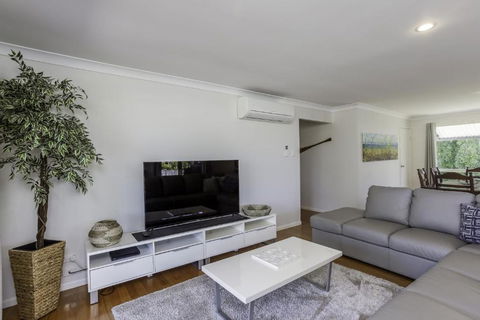 14 Zircon Street Centrally Located Family Home With Covered Deck Close To Patrolled Beach & Shops - Queensland Tourism 2