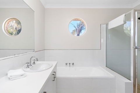 Bayside Court Apartments - Queensland Tourism 6