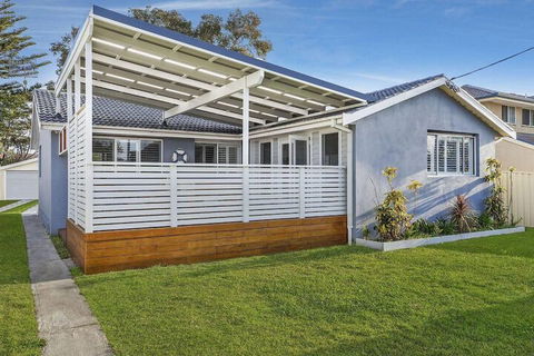 Blue Summer House - QLD Tourism 1