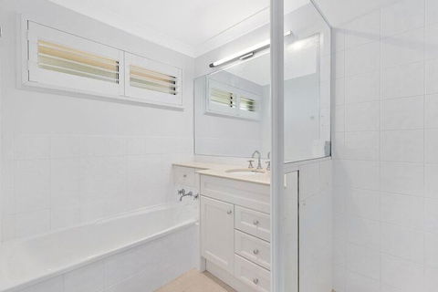 Blue Summer House - QLD Tourism 3