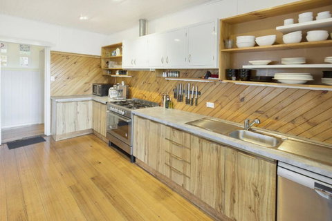 Windsong Pet Friendly Wifi & Close To Water - QLD Tourism 2