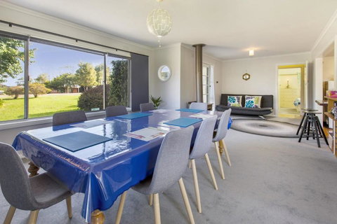 Windsong Pet Friendly Wifi & Close To Water - QLD Tourism 4