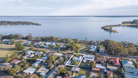 Windsong Pet Friendly Wifi & Close To Water - QLD Tourism 1