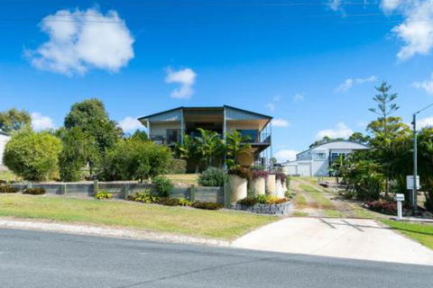 Blue Water Retreat Upstairs & Downstairs - Queensland Tourism 0
