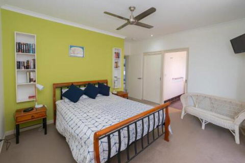 Blue Water Retreat Upstairs & Downstairs - Queensland Tourism 5