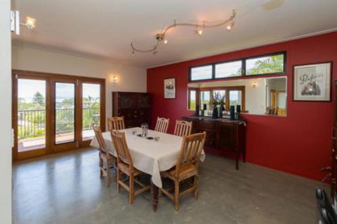 Blue Water Retreat Upstairs & Downstairs - Queensland Tourism 4