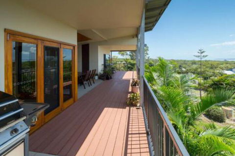 Blue Water Retreat Upstairs & Downstairs - Queensland Tourism 3