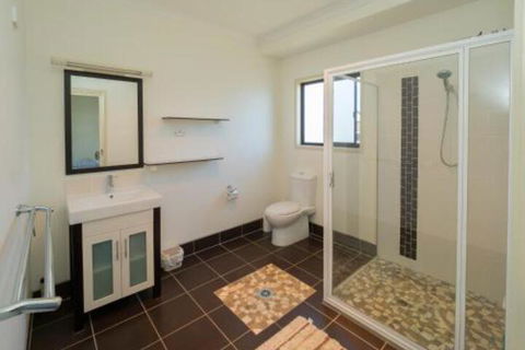 Blue Water Retreat Upstairs & Downstairs - Queensland Tourism 7