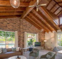 Luxurious Home on 5 Acres Close to CBD Sleeps 18 - QLD Tourism
