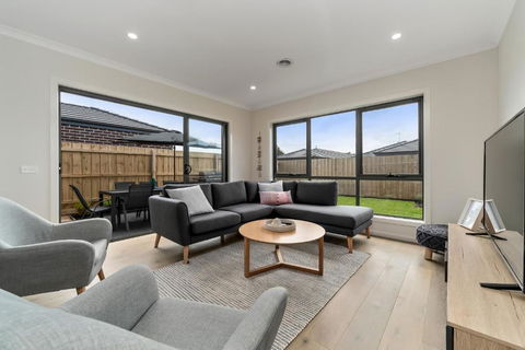 Brand New & Beautiful Rosebud Holiday Home - Queensland Tourism 3
