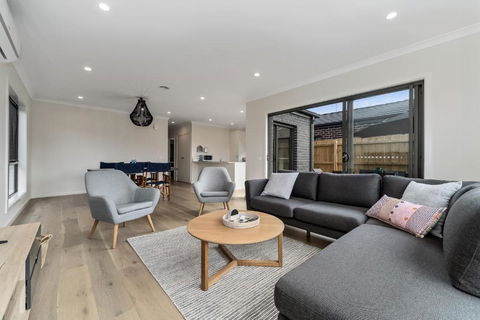 Brand New & Beautiful Rosebud Holiday Home - Queensland Tourism 1