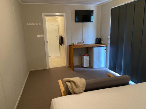 Railway Hotel Queenstown - QLD Tourism 1