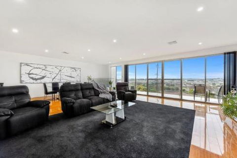 BENGALEE EXECUTIVE TOWNHOUSE MODERN & STYLISH - QLD Tourism 6