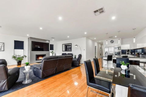 BENGALEE EXECUTIVE TOWNHOUSE MODERN & STYLISH - QLD Tourism 2