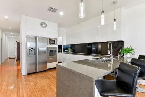 BENGALEE EXECUTIVE TOWNHOUSE MODERN & STYLISH - QLD Tourism 5