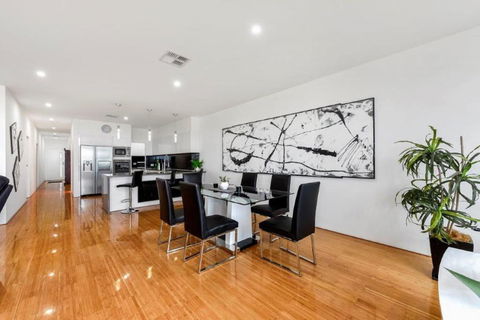 BENGALEE EXECUTIVE TOWNHOUSE MODERN & STYLISH - QLD Tourism 3