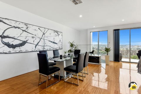 BENGALEE EXECUTIVE TOWNHOUSE MODERN & STYLISH - QLD Tourism 4