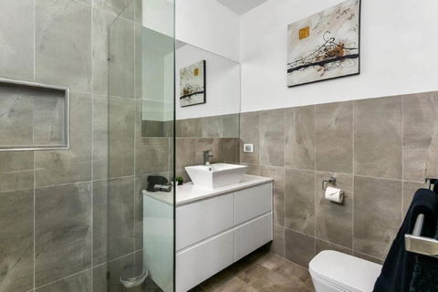 BENGALEE EXECUTIVE TOWNHOUSE MODERN & STYLISH - QLD Tourism 1