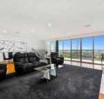 BENGALEE EXECUTIVE TOWNHOUSE MODERN  STYLISH - Queensland Tourism