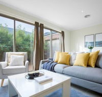 Spacious Lovely Home In Point Cook - Queensland Tourism