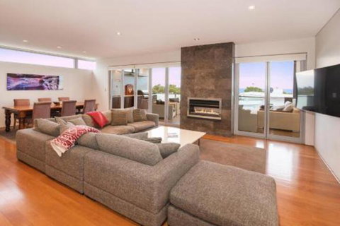 Opulent Oasis - QLD Tourism 2