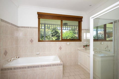 Taliesin Beautiful 4 Bedroom Home With Amazing Views! - Queensland Tourism 6