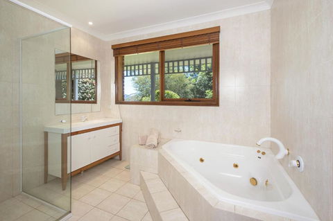 Taliesin Beautiful 4 Bedroom Home With Amazing Views! - Queensland Tourism 5