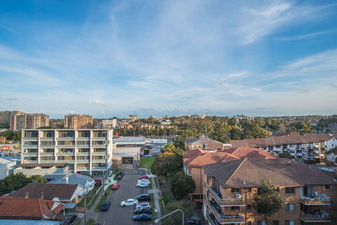 Convenient Rockdale Apartment Next To Station & Beach - QLD Tourism 1