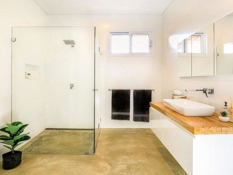 Amaroo Modern Luxurious & Chic - Queensland Tourism 3