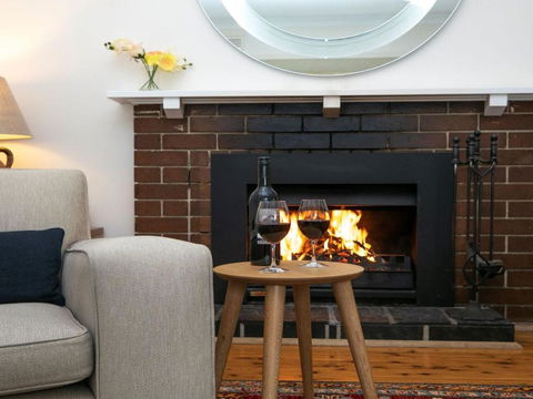 Canary Cottage Fresh Clean Simple & Comfortable - Queensland Tourism 3