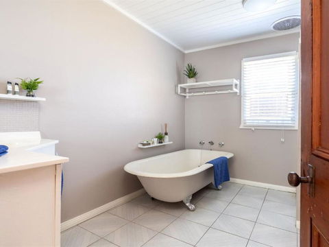 Cudgee Quaint Cottage With Separate Cabin - QLD Tourism 1