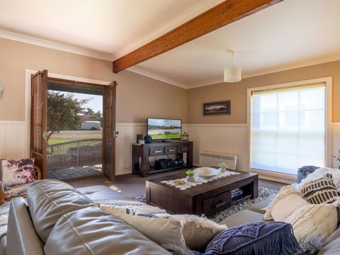 Cudgee Quaint Cottage With Separate Cabin - QLD Tourism 6
