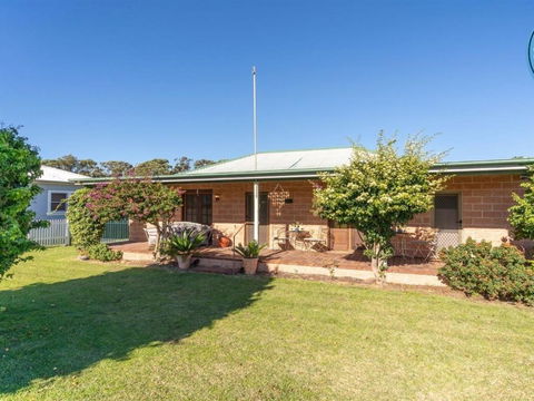 Cudgee Quaint Cottage With Separate Cabin - QLD Tourism 3
