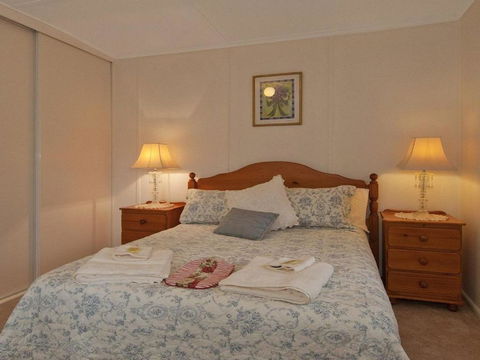 Hollyoak Cottage Delightful Ducks & Doileys! - Queensland Tourism 1