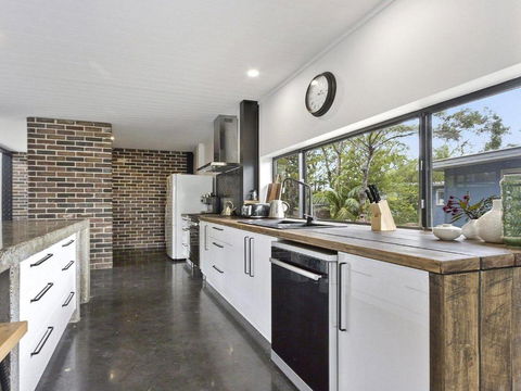 Horizons At Currarong Architecturally Designed Beach House - QLD Tourism 1