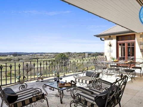 Kilburn Views As Far As The Eyes Can See - Queensland Tourism 5