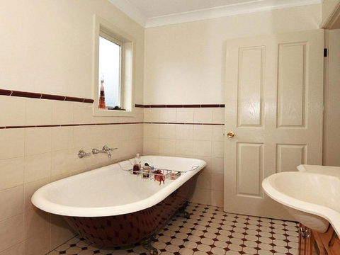 Plum Tree Cottage Warm Cosy & Walk To Town - Queensland Tourism 1