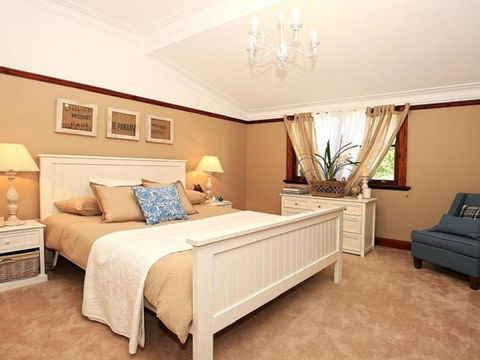 Sarnia Period Home In Garden Oasis With Pool - Queensland Tourism 1
